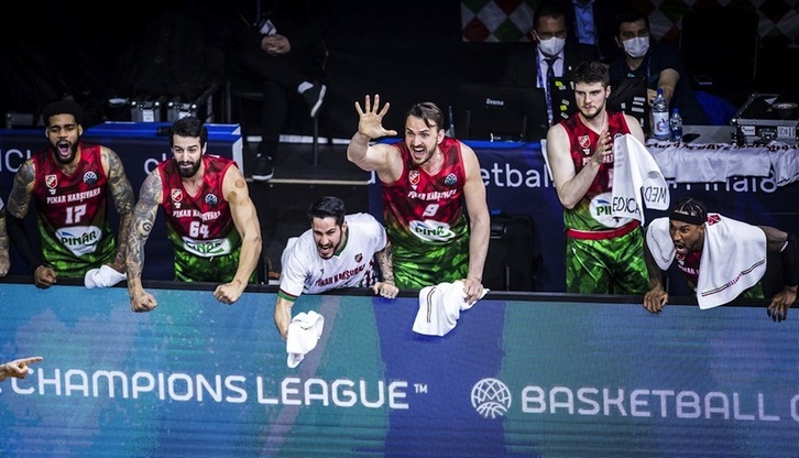 Alegría desatada en el banquillo de Pinar Karsiyaka tras acceder a la final de la FIBA BCL. (FIBA BASKETBALL)