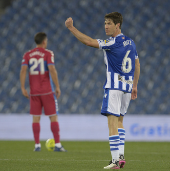 Elustondo levanta el puño tras adelantar a la Real con su testarazo. (Jon URBE / FOKU)