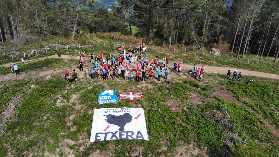 Tontorramendi, airetik. (@sare_herritarra) Tontorramendi, airetik. (@sare_herritarra)