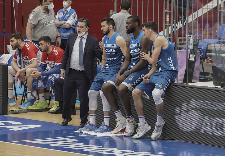 Los hombres del banquillo de GBC siguen con atención el devenir de un partido. (Andoni CANELLADA/FOKU) 