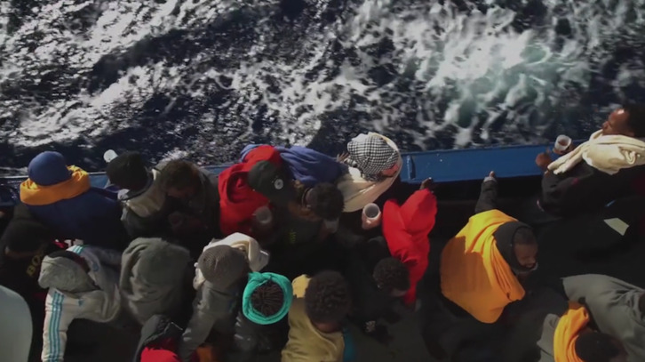 Migrantes rescatados por el Aita Mari, en una imagen del documental producido por Nervio.