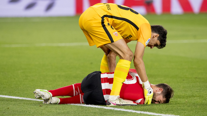Yeray acabó tocado el último partido en Sevilla. (@AthleticClub)
