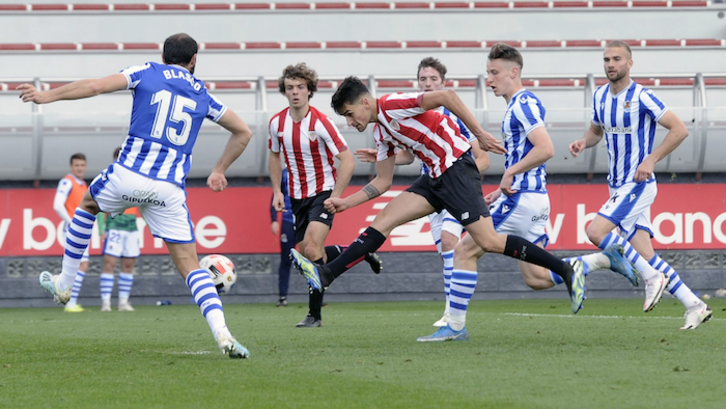 Beñat Prados en el último derbi entre Bilbao Athletic y Sanse. (@AthleticClub)