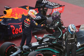 Hamilton es felicitado por Verstappen, su principal rival. (Lluis GENE/AFP)