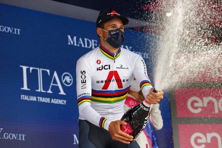 Filippo Ganna celebra en el podio de Turín su victoria en la contrarreloj inicial del Giro. (Luca BETTINI/AFP)
