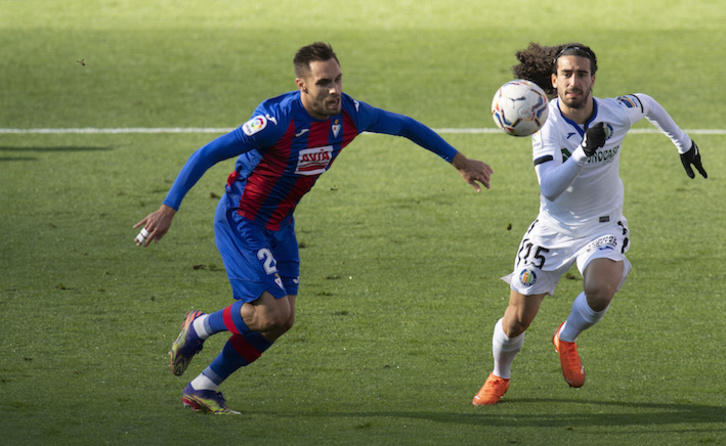 Eibar y Getafe son los equipos menos goleadores de Primera. En la imagen, Correa y Cucurella en el partido de la primera vuelta. (Juan Carlos RUIZ/FOKU)