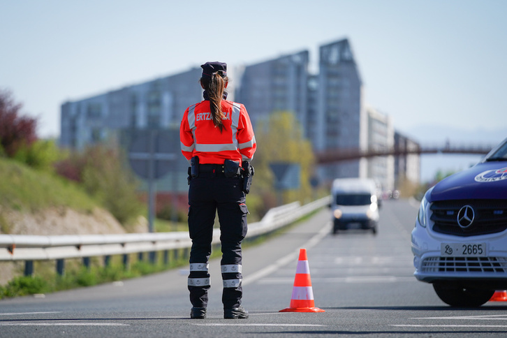 La Ertzaintza, en un control de carreteras, a las afueras de Gasteiz. (Endika PORTILLO/FOKU)