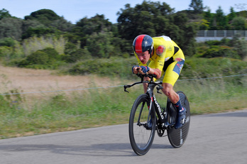 Ethan Hayter, en la crono con las secuelas de su dura caída. (Getti SPORTS/INEOS)