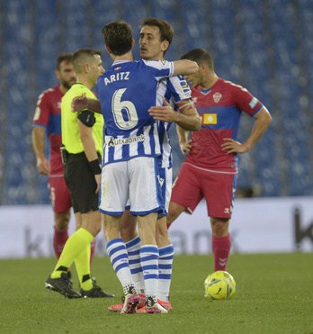 Aritz y Oyarzabal, los dos goleadores, celebran la victoria conseguida contra el Elche. (Jon URBE/FOKU)