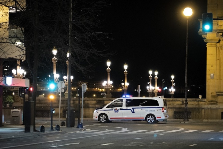 Una patrulla de la Ertzaintza vigilando durante el toque de queda en el centro de Donostia. (Gorka RUBIO/FOKU)