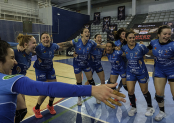 Super Amara Bera Berako jokalariak, zazpigarren Liga ospatzen Gascako pistan. (Jon URBE/FOKU)