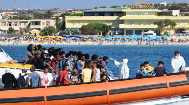 Los equipos de rescate acercan a tierra, en Lampedusa, a los migrantes recién llegados. (NAIZ)
