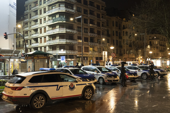 Patrullas de la Ertzaintza una noche en las calles de Donostia. (Gorka RUBIO/FOKU).