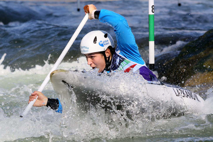 Miren Lazkano, Ivreako kanaleko urekin borrokan. (@CanoeEurope)