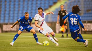 Kike conduce el balón entre Timor y Cucurella. (Jorge R.R./LOF)