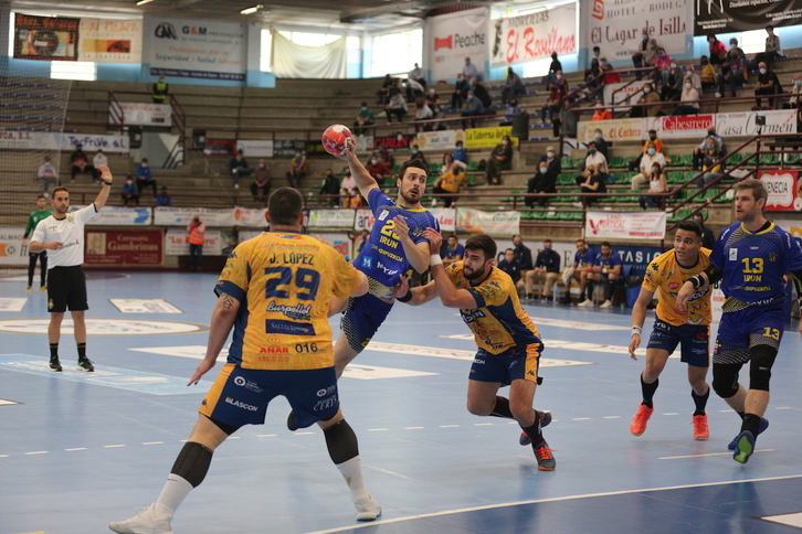 Bidasoa-Irun ha vuelto a lograr una victoria que ha supuesto otro descenso de un rival. (Julio CALVO)