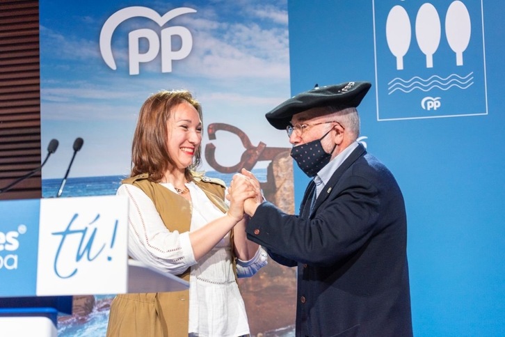 Muriel Larrea es felicitada por José Luis Arrúe en el acto que ha tenido lugar este domingo en el Kursaal. (@guipuzcoanosPP)