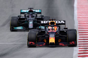 Hamilton y Verstappen han mantenido un bonito duelo en el circuito catalán. (Lluis GENE/AFP)