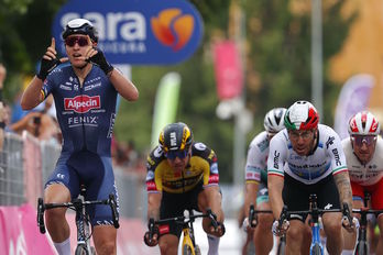 Tim Merlier ha ganado con autoridad en la llegada al sprint de Novara. (Luca BETTINI/AFP)