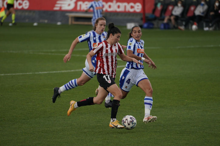 Lucía, autora del segundo gol rojiblanco, avanza ante Lucía y Etxezarreta. (Aritz LOIOLA/FOKU)