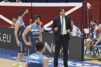 Marcelo Nicola no ha dado con la tecla, una vez más, para poder lograr una victoria DEL GBC. (Andoni CANELLADA/FOKU)