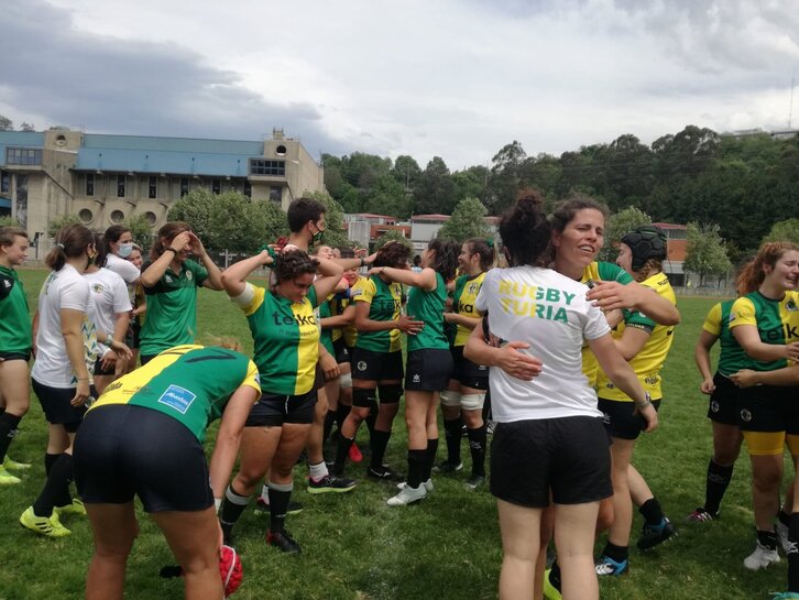 Las jugadoras del Rugby Turia celebran su ascenso en el miniestadio de Anoeta. (@rugbyberabera)
