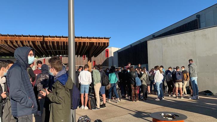 Bernart Etxepare lizeoko ikasleek baxo jarraikiaren kontra protesta egin dute goizean. (NAIZ)