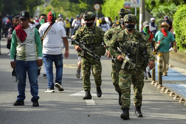 Soldados patrullando las calles de Cali, donde arrecian las protestas indígenas contra el gobierno del presidente Duque. (Luis Carlos AYALA/AFP)