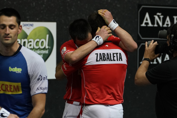 Elezkano eta Zabaletaren arteko besarkada, finala amaitu berritan (Aritz LOIOLA / FOKU)