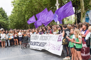 Imagen de archivo de una concentración en el Boulevard donostiarra contra las agresiones registradas en la Aste Nagusia de 2018, convocada por Piratak y el movimiento feminista. (Idoia ZABALETA/FOKU) 