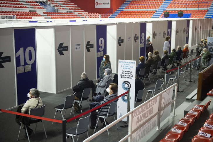 Varias personas aguardan su turno para ser vacunadas en La Casilla.       (Monika DEL VALLE I FOKU)