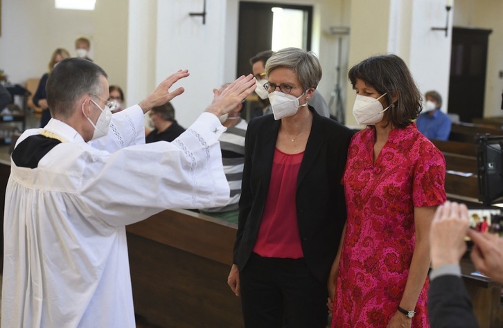 Boda entre dos mujeres en la iglesia de Saint Benedikt en Munich. (Felix HORGAGER/AFP)