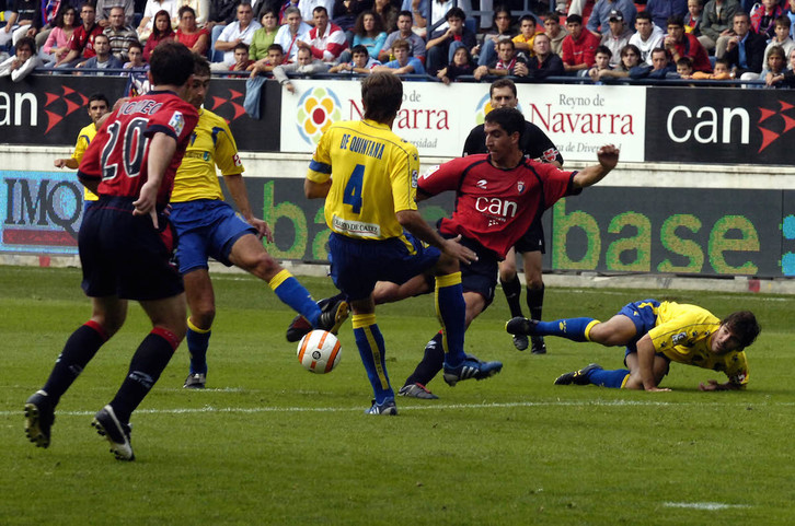 El último precedente en Primera entre Osasuna y Cádiz en El Sadar data de septiembre de 2005 y los rojillos ganaron 2-0. (Lander F. DE ARROYABE/FOKU)