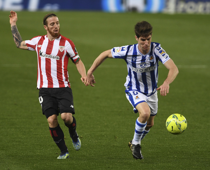 El Athletic es tercero y la Real segunda en el ranking. En la imagen, Muniain y Aritz Elustondo en el último derbi en Anoeta. (Jon URBE | FOKU)