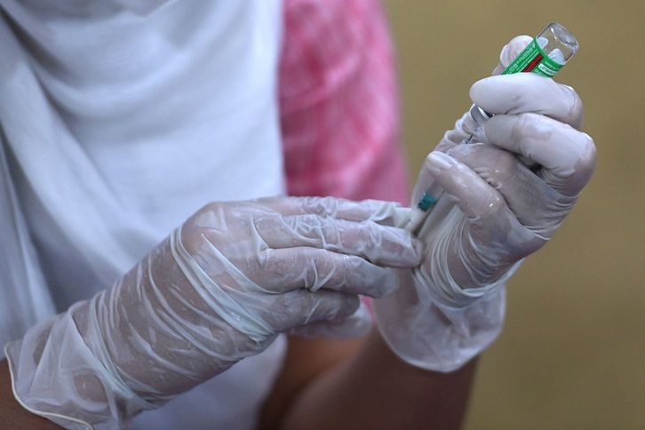 Una enfermera prepara una dosis de la vacuna contra el coronavirus Covishield en un centro de vacunación en Nueva Delhi. (Money SHARMA/AFP)