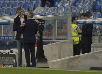 Imanol saluda a Fran Escribá antes del inicio del partido del viernes contra el Elche. (Jon URBE/FOKU)