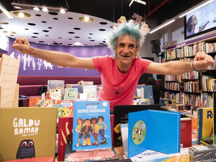 Iñigito Txapelpunkek Bilbon aurkeztu du bere proiektuaren bigarren disko-liburua. (Monika DEL VALLE/FOKU)