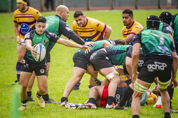 Iker Olaetak baloia ostikatzen du Pozueloren aurkako partidan. (Jaizki FONTANEDA / FOKU)