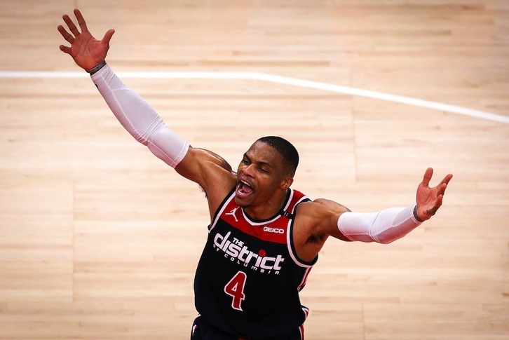 Russell Westbrook ha superado a un mito como Oscar Robertson, aunque no ha podido celebrarlo con victoria. (Casey SYKES / AFP PHOTO)