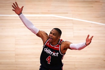Russell Westbrook ha superado a un mito como Oscar Robertson, aunque no ha podido celebrarlo con victoria. (Casey SYKES / AFP PHOTO)