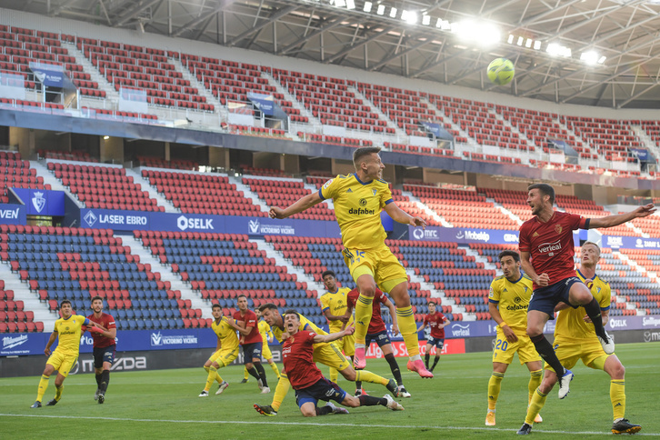 Osasuna se ha llevado el triunfo ante el Cádiz en el Sadar. (Idoia ZABALETA / FOKU)