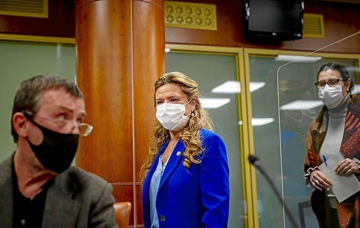 Gotzone Sagardui pasa junto al jeltzale Luis Javier Telleria en el Parlamento de Gasteiz. (Jaizki FONTANEDA/FOKU)