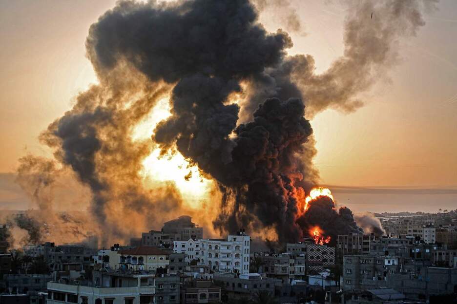 Columna de humo en la ciudad de Gaza. (Youseff MASSOUD/AFP)