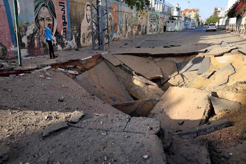 Calle destrozada en Gaza. (Mohammed ABED/AFP)