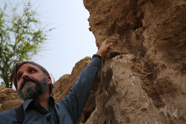Miguel Gutiérrez Garitano señala el túmulo que podría formar parte de la ciudad perdida de Alejandría Bucéfala. (FOTOGRAFÍAS: Jordi CANAL-SOLER)