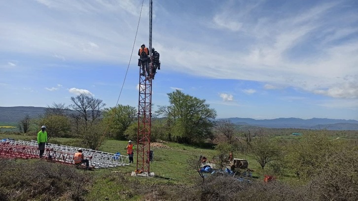 Aixeindar elkartea, neurketa dorre bat jartzen, Iturrietan. (ARABAKO MENDIAK ASKE)