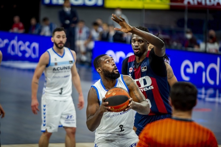 Okouo ari da izaten azken asteetan Gipuzkoa Basketeko jokalaririk onena eta Illunbeko derbian ere maila horretan aritu beharko du. (Jaizki FONTANEDA / FOKU)
