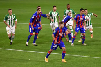 Eibarrek garaipena lortu zuen Villamarinen lehen itzulian. Argazkiak, deialdira itzuli den Pozo, partida haren jokaldi batean. (Rafael T.R./LOF)