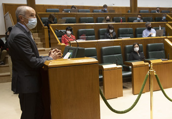 Josu Erkoreka el 30 de abril cuando negó ante el Parlamento por primera vez la relación con Desokupa. (IREKIA)