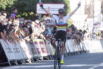 Annemiek van Vleuten, que levanta los brazos en Lekunberri, ganó las tres clásicas vascas del año pasado. (Jagoba MANTEROLA/FOKU)